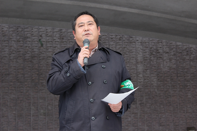 主催者を代表してあいさつする北海道平和運動フォーラムの山木代表