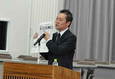 琉球新報を見せながら、分かり易い言葉での講演を行う松元さん