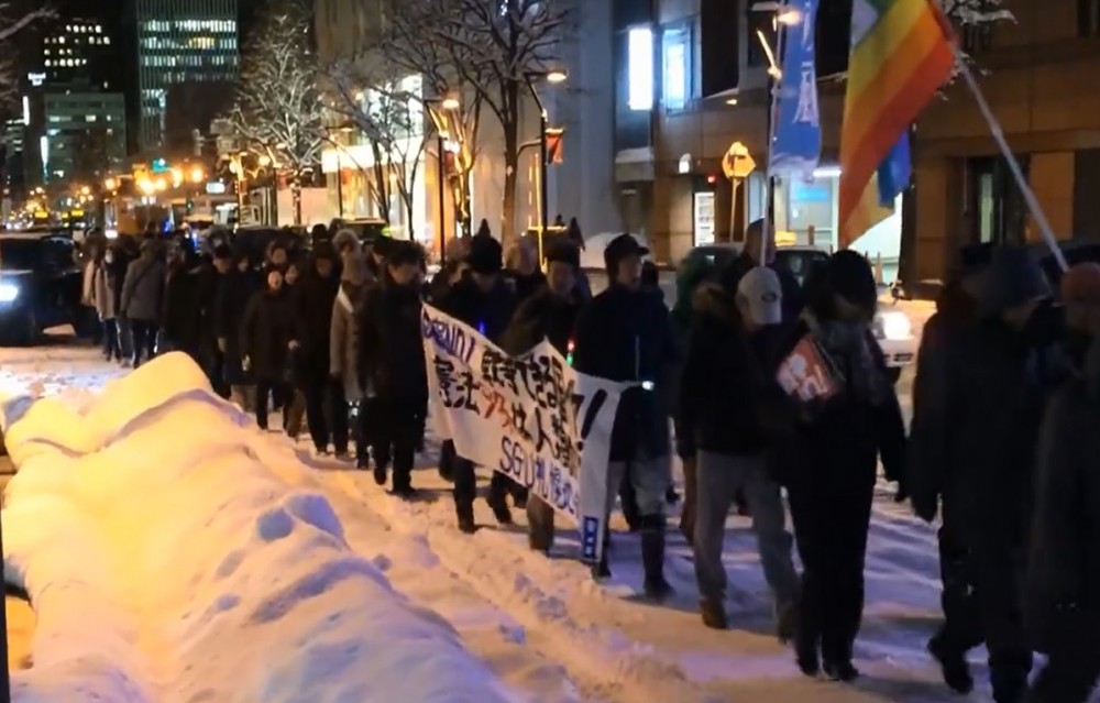 悪路・寒風の中、「戦争法反対！！」と叫び、デモ行進する参加者