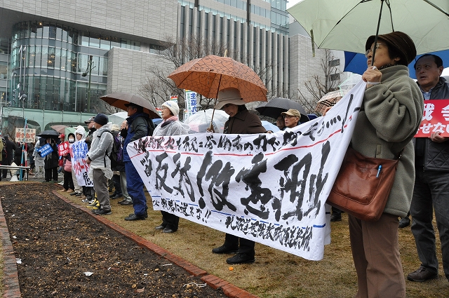 手書きの横断幕で、「戦争反対　改憲阻止」をアピールする参加者