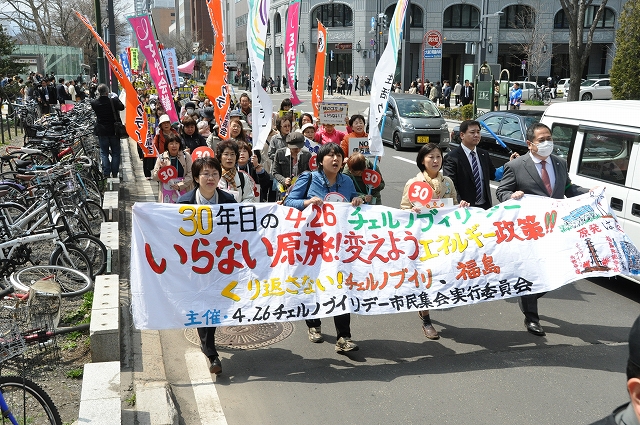 大通公園から北海道電力へ向かいながらデモパレードする参加者