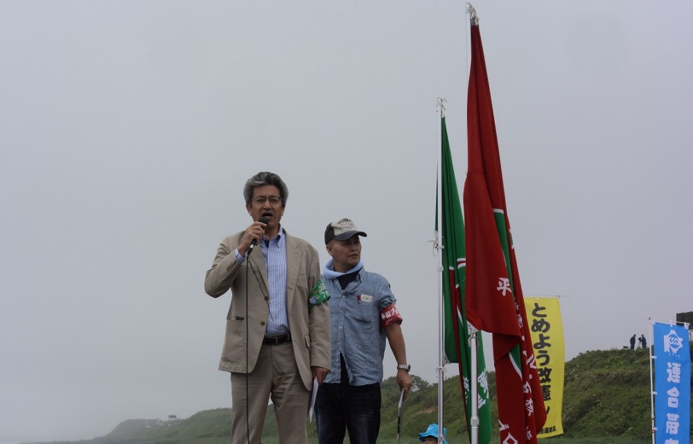 主催者を代表して挨拶する長田・道平和Ｆ代表。右は、集会の司会の米澤・道平和Ｆ十勝ブロック協議会事務局長