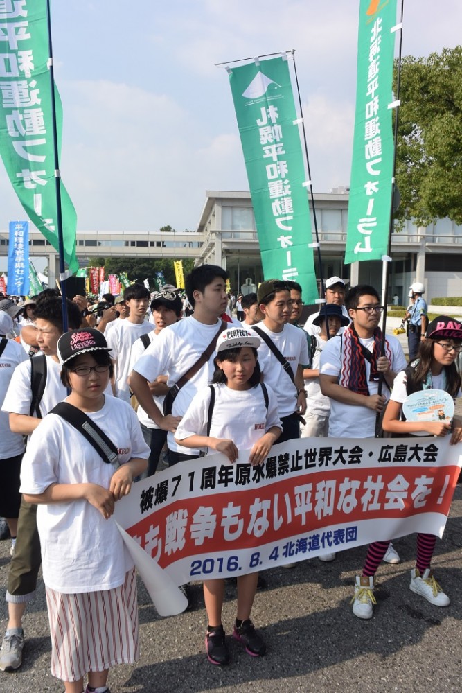 大会会場までは、参加者全員で「折り鶴平和行進」を行った