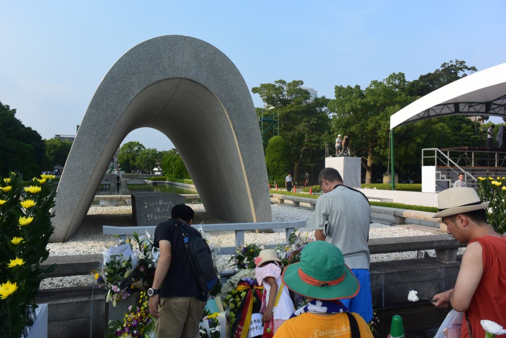 原爆死没者慰霊碑へ献花する北海道団