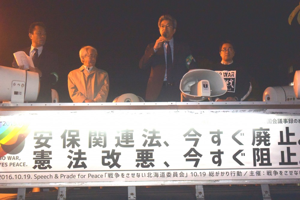 主催者を代表して挨拶する長田・道平和フォーラム代表。右端は、北海道憲法共同センターの黒沢・代表。左から二人目が、小樽商科大学の結城・名誉教授