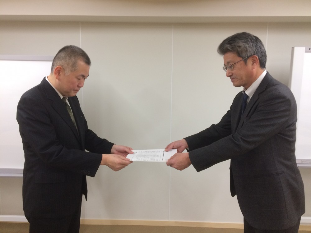 北海道防衛局の後、北海道庁への要請行動。辻井宏文・危機対策課長へ手交した