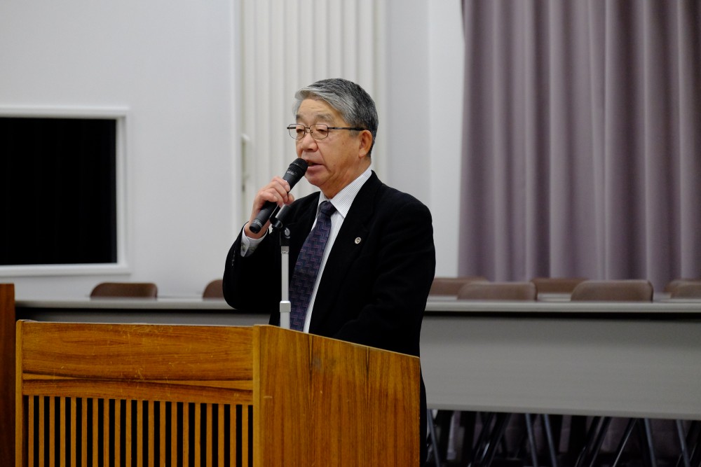 主催者を代表して挨拶する北海道平和運動フォーラムの江本秀春・代表