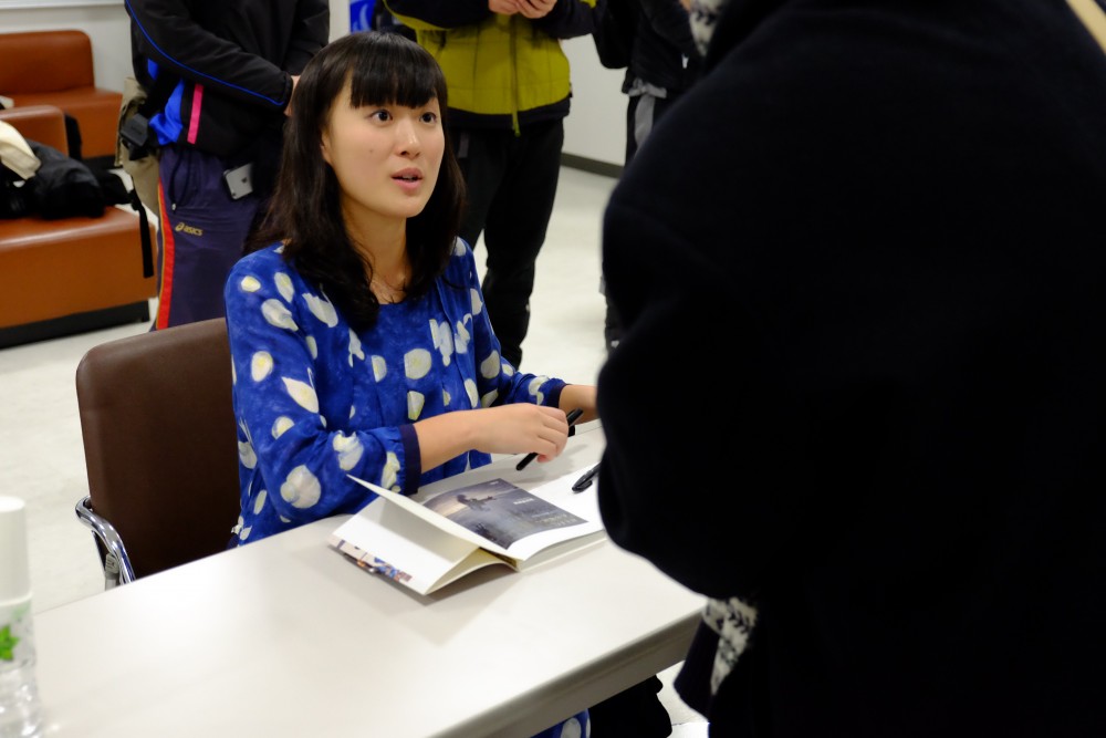 講演会終了後は、安田さんの書籍の購入者がサインを貰うため、長い列ができた