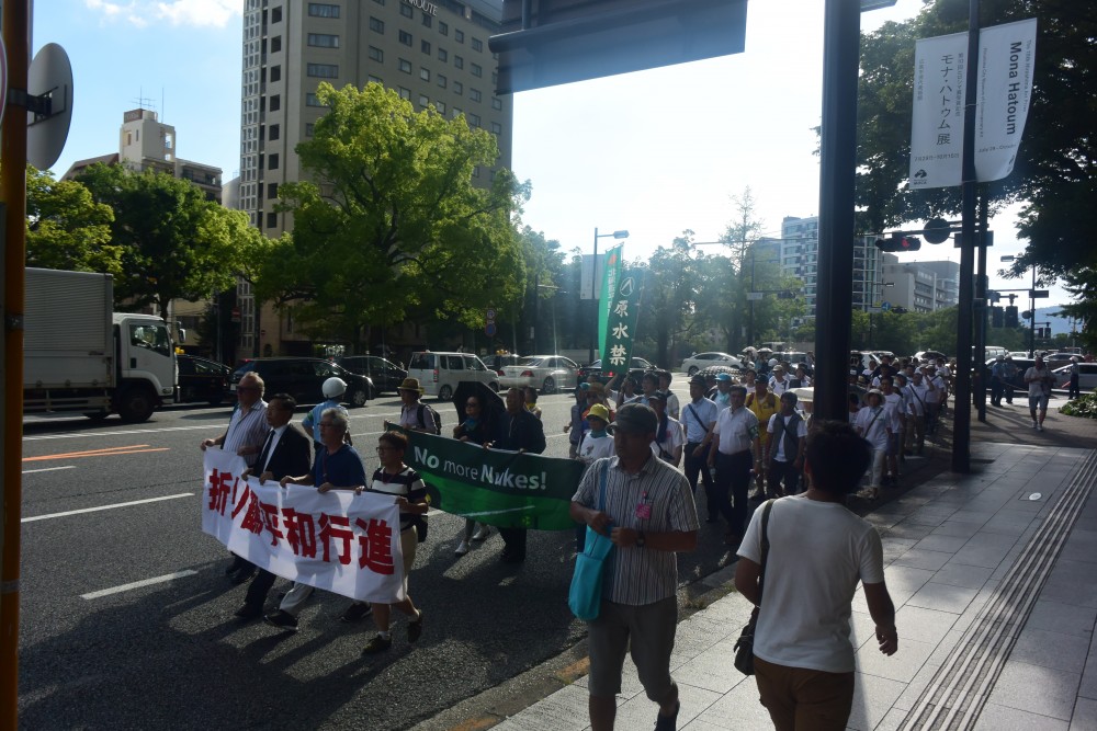 35度の猛暑の中、元気に平和行進する北海道団
