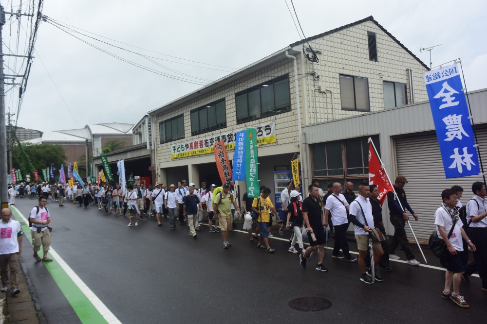 長崎で平和行進に参加する北海道団