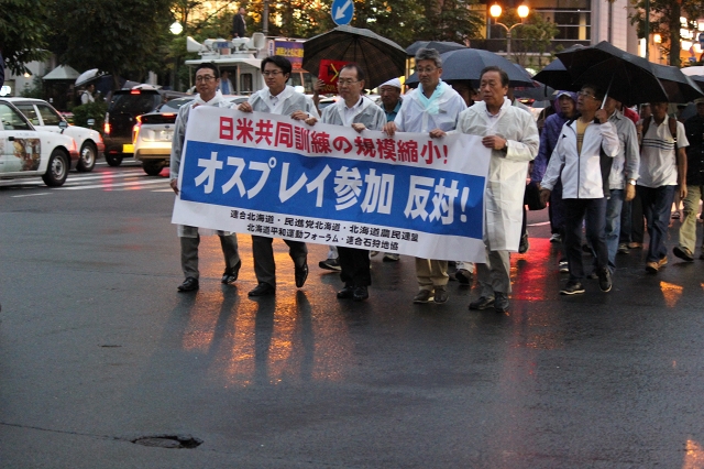 札幌の中心街を、「訓練は許さない！」などとデモコールする参加者