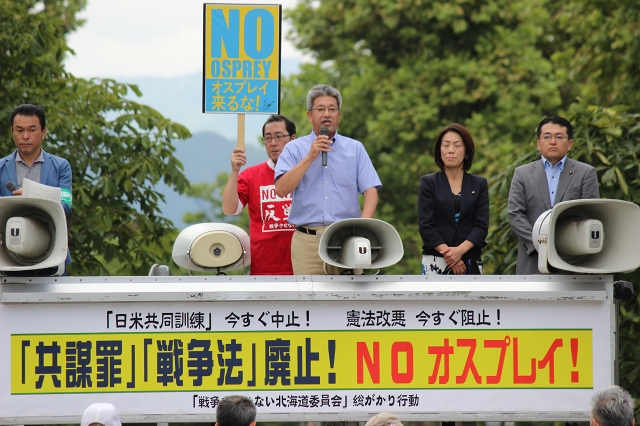 主催者を代表して挨拶する、長田・北海道平和運動フォーラム代表（中央）