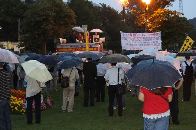 雨の中にもかかわらず、集会には250人が参加して訓練中止・オスプレイ反対を訴えた