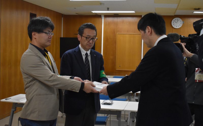 「泊原発3号機の再稼働に反対する署名」を北海道に提出しました